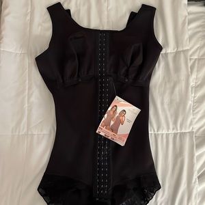 Shaping garnet/faja New with Tag